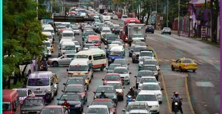 Lunes de reinicio de actividades y tráfico en Av. Universidad