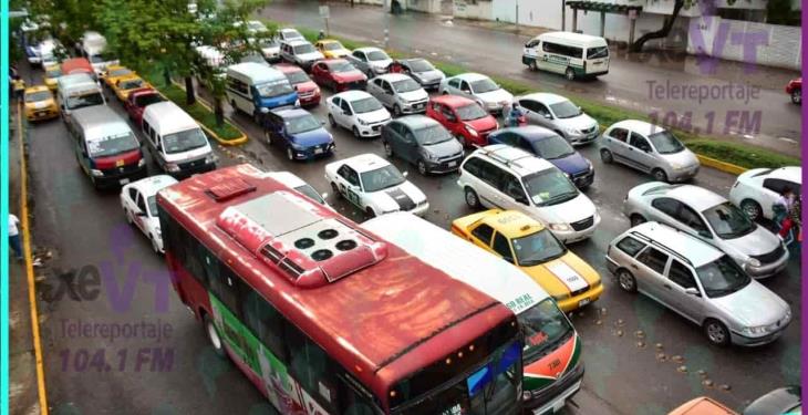 Lunes de reinicio de actividades y tráfico en Av. Universidad