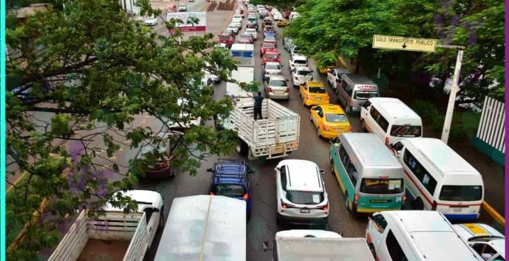 Lunes de reinicio de actividades y tráfico en Av. Universidad
