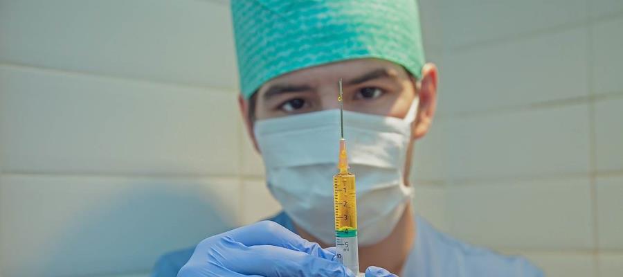 Suspende AstraZeneca ensayo de vacuna contra COVID tras generar reacción adversa grave en un participante