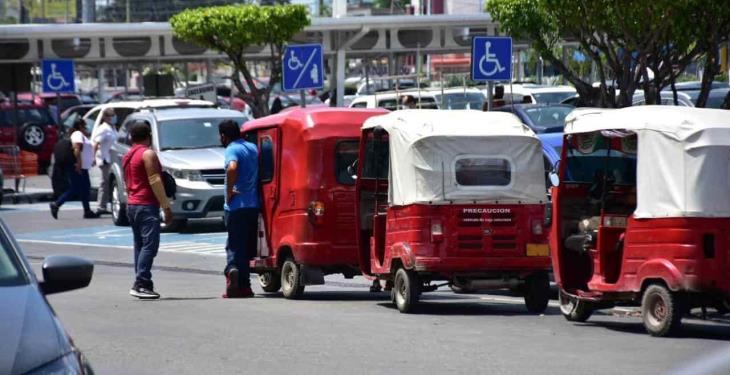 Pochimóviles piratas instalan parada irregular en Las Américas