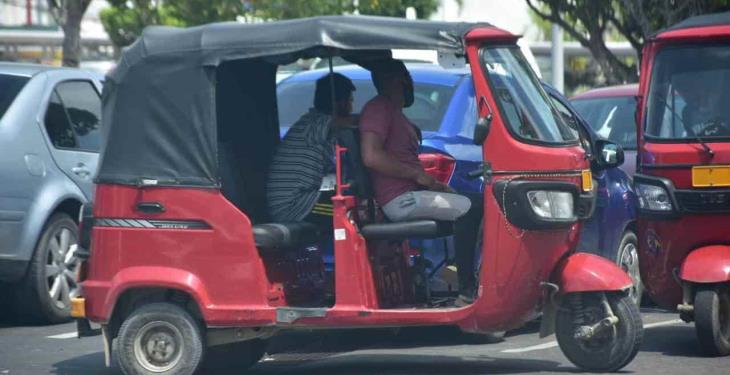 Pochimóviles piratas instalan parada irregular en Las Américas