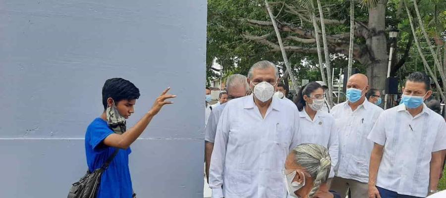 Le rezan el “Salmo 91” al gobernador al término del evento de los Niños Héroes