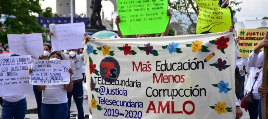 Docentes de Telesecundaria marchan por calles de Villahermosa; piden la intervención de AALH tras presunta venta de plazas en la SETAB Docentes de Telesecundaria marchan por calles de Villahermosa; piden la intervención de AALH tras presunta venta de plazas en la SETAB