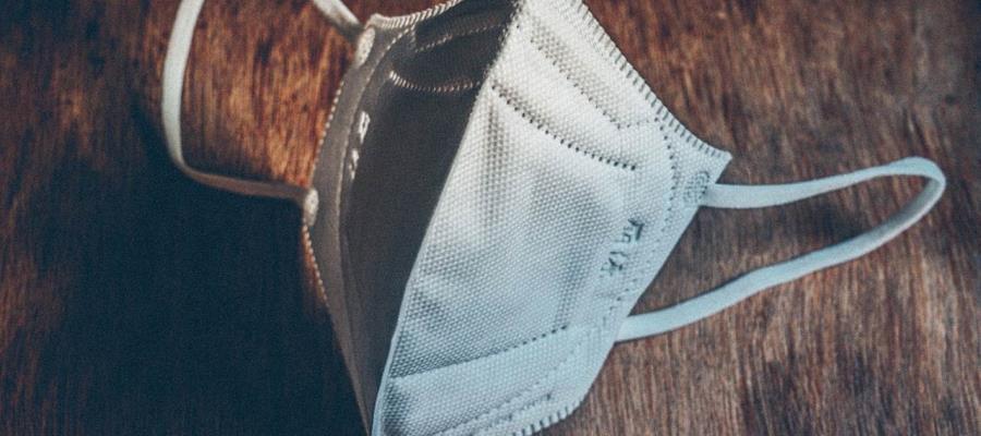 En Corea del Sur estudiante recicla cubrebocas para construir taburetes