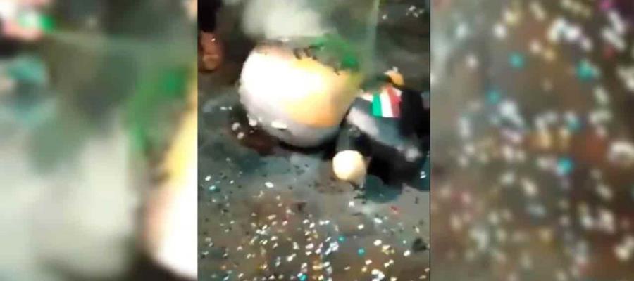 Mujeres queman piñata de AMLO en el “anti-grito” fuera de la CNDH Mujeres queman piñata de AMLO en el “anti-grito” fuera de la CNDH