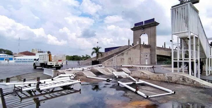 Luego de años de deterioro, retiran juegos infantiles de Plaza de Armas