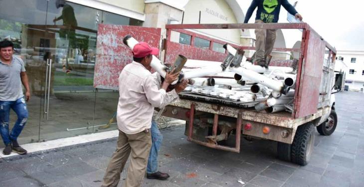 Luego de años de deterioro, retiran juegos infantiles de Plaza de Armas