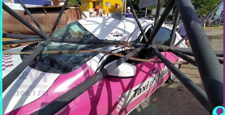 Se desploma grúa en construcción del distribuidor Universidad; hay 2 personas lesionadas