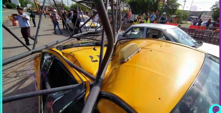 Se desploma grúa en construcción del distribuidor Universidad; hay 2 personas lesionadas