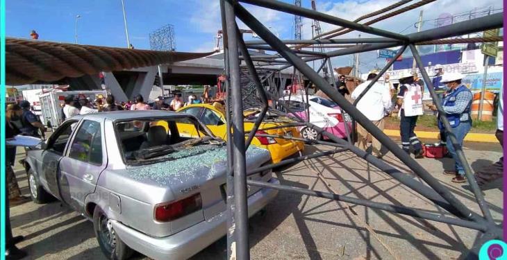 Se desploma grúa en construcción del distribuidor Universidad; hay 2 personas lesionadas