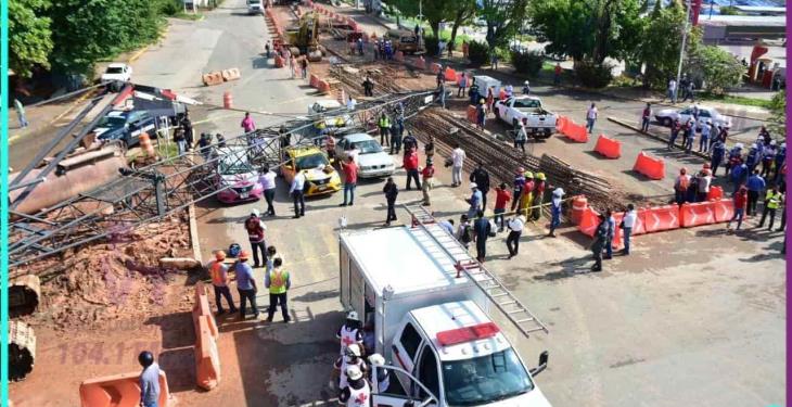 Se desploma grúa en construcción del distribuidor Universidad; hay 2 personas lesionadas