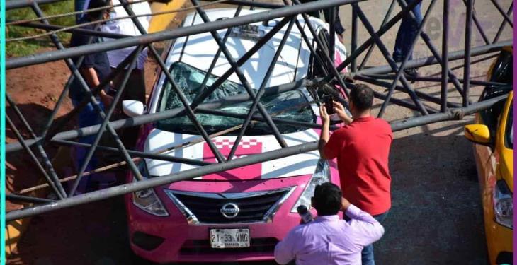 Se desploma grúa en construcción del distribuidor Universidad; hay 2 personas lesionadas