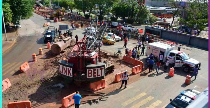 Se desploma grúa en construcción del distribuidor Universidad; hay 2 personas lesionadas