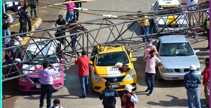 Se desploma grúa en construcción del distribuidor Universidad; hay 2 personas lesionadas