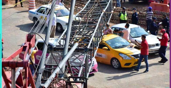 Se desploma grúa en construcción del distribuidor Universidad; hay 2 personas lesionadas