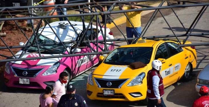 Cae “pluma” de grúa sobre 4 autos y deja dos heridos en obra de distribuidor Universidad