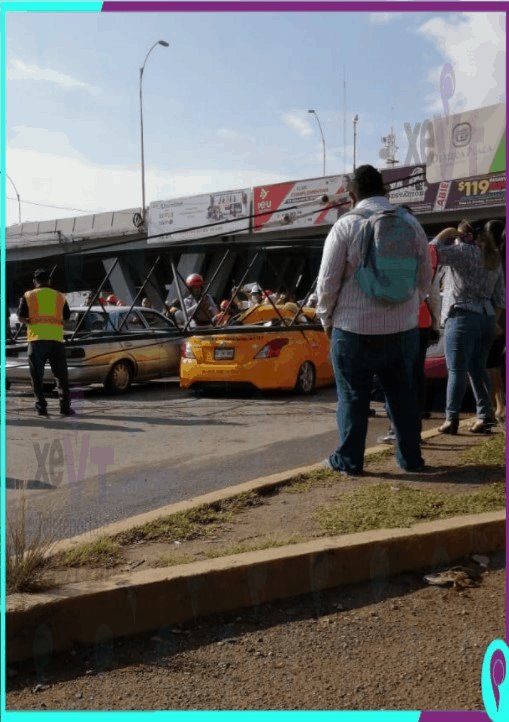 Cae “pluma” de grúa sobre 4 autos y deja dos heridos en obra de distribuidor Universidad