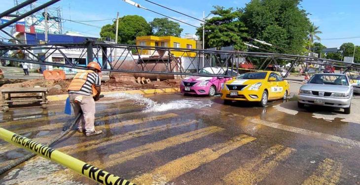 Cae “pluma” de grúa sobre 4 autos y deja dos heridos en obra de distribuidor Universidad