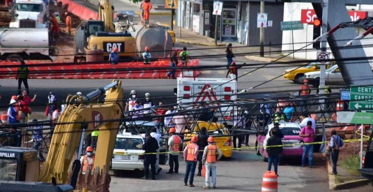 Cae “pluma” de grúa sobre 4 autos y deja dos heridos en obra de distribuidor Universidad