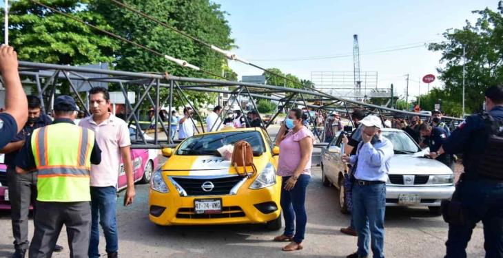 Cae “pluma” de grúa sobre 4 autos y deja dos heridos en obra de distribuidor Universidad