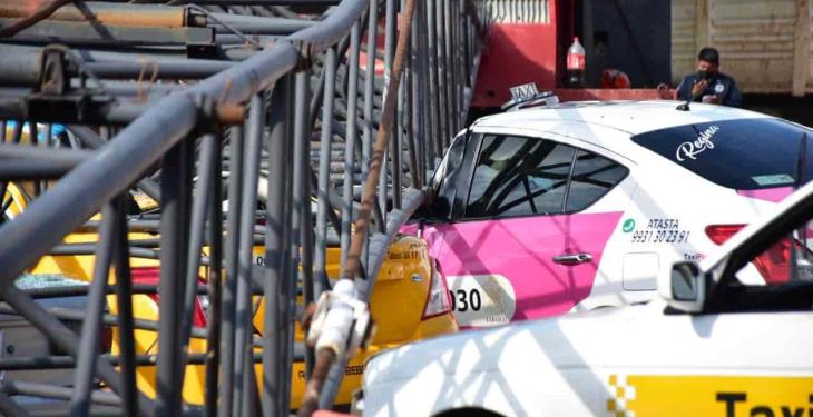 Cae “pluma” de grúa sobre 4 autos y deja dos heridos en obra de distribuidor Universidad