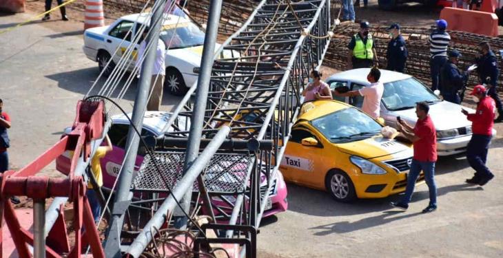 Cae “pluma” de grúa sobre 4 autos y deja dos heridos en obra de distribuidor Universidad