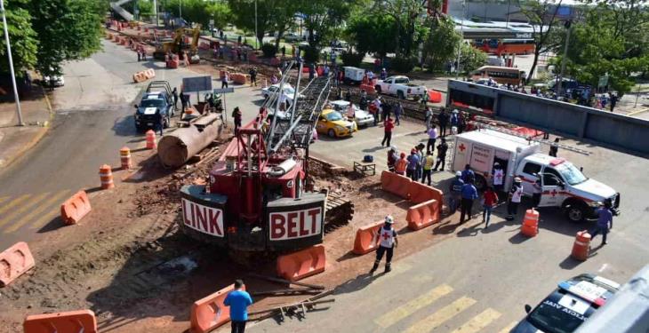 Cae “pluma” de grúa sobre 4 autos y deja dos heridos en obra de distribuidor Universidad