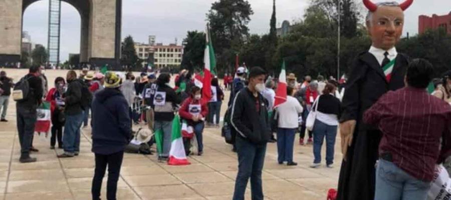 Protestan integrantes del FRENAAA en la CDMX; policías les impiden el ingreso al Zócalo Protestan integrantes del FRENAAA en la CDMX; policías les impiden el ingreso al Zócalo