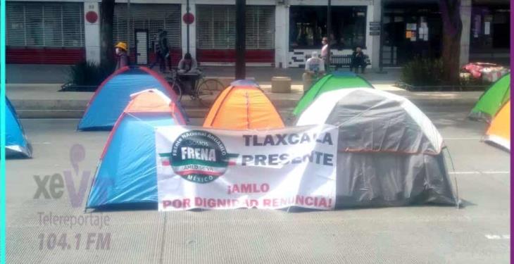 Cerca de 300 casas de campaña y en su mayoría vacías, conforman el plantón de FRENAAA en la CDMX: Roberto Valencia