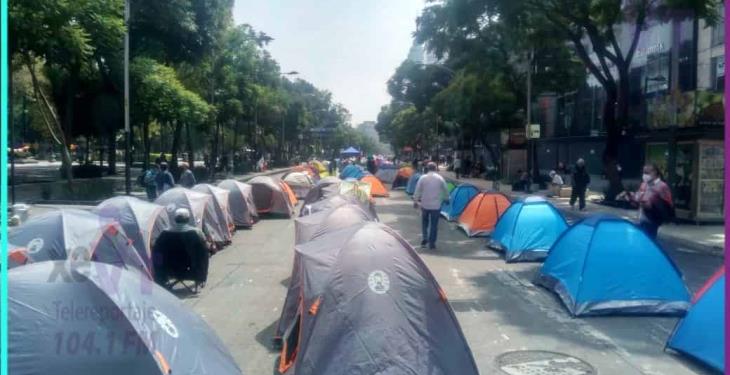 Cerca de 300 casas de campaña y en su mayoría vacías, conforman el plantón de FRENAAA en la CDMX: Roberto Valencia