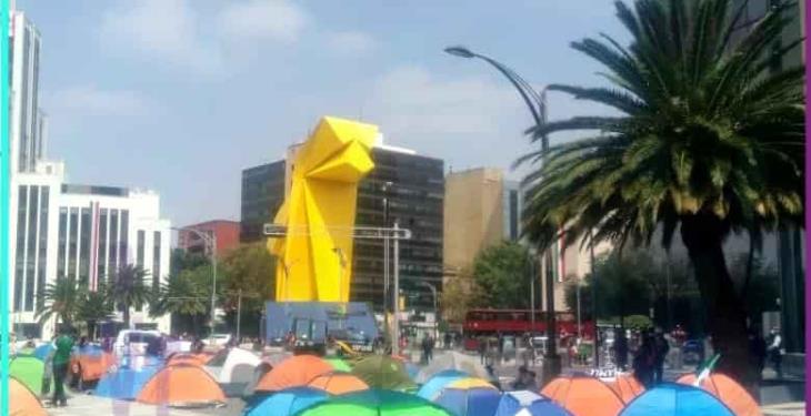 Cerca de 300 casas de campaña y en su mayoría vacías, conforman el plantón de FRENAAA en la CDMX: Roberto Valencia