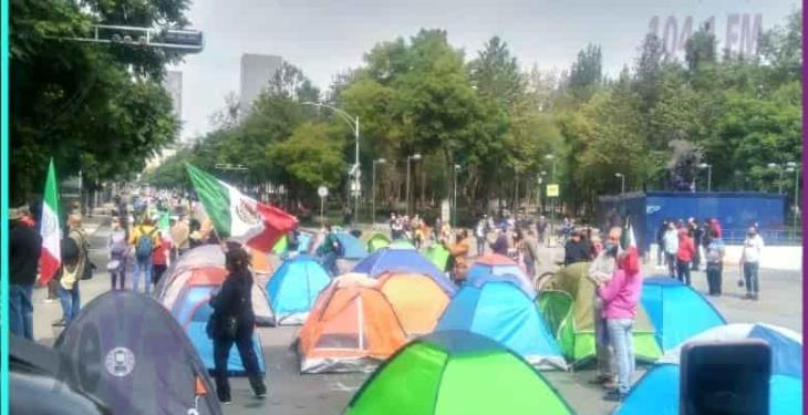 Cerca de 300 casas de campaña y en su mayoría vacías, conforman el plantón de FRENAAA en la CDMX: Roberto Valencia