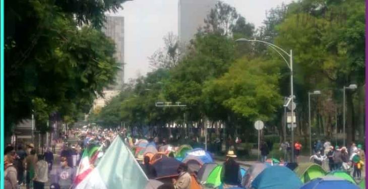 Cerca de 300 casas de campaña y en su mayoría vacías, conforman el plantón de FRENAAA en la CDMX: Roberto Valencia