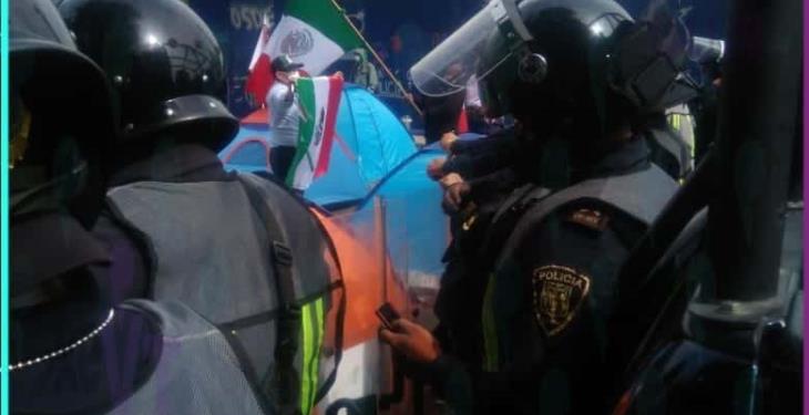 Cerca de 300 casas de campaña y en su mayoría vacías, conforman el plantón de FRENAAA en la CDMX: Roberto Valencia