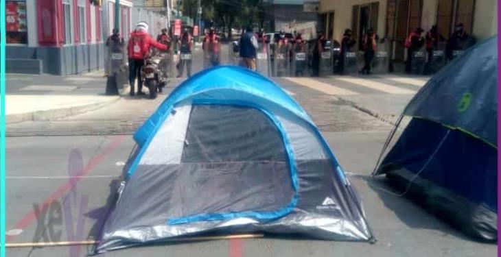 Cerca de 300 casas de campaña y en su mayoría vacías, conforman el plantón de FRENAAA en la CDMX: Roberto Valencia