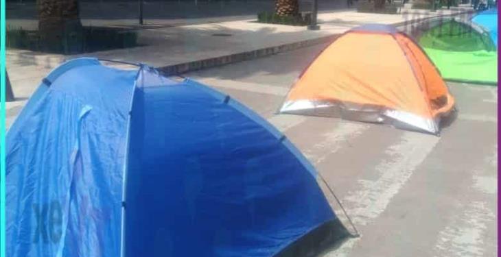 Cerca de 300 casas de campaña y en su mayoría vacías, conforman el plantón de FRENAAA en la CDMX: Roberto Valencia