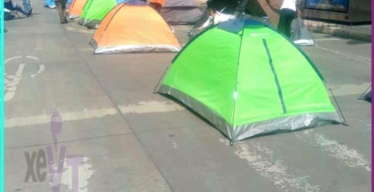 Cerca de 300 casas de campaña y en su mayoría vacías, conforman el plantón de FRENAAA en la CDMX: Roberto Valencia