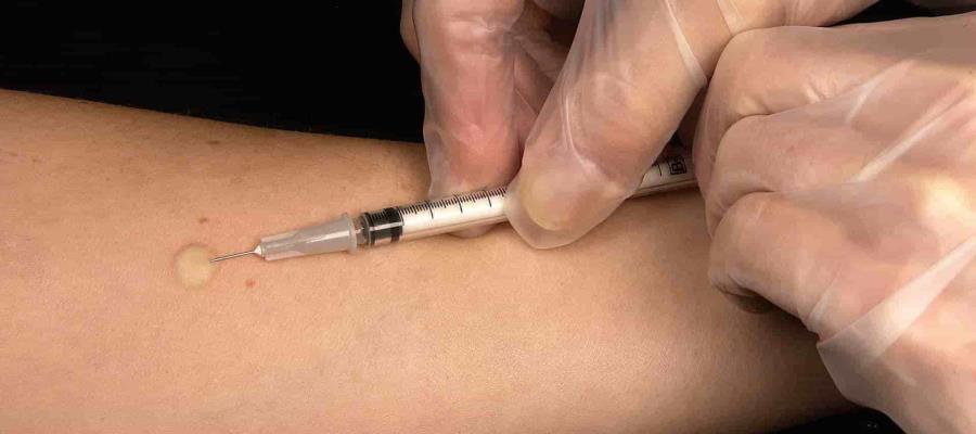 En octubre iniciarán pruebas de la vacuna de AstraZeneca contra el Covid-19 en Perú, anuncian