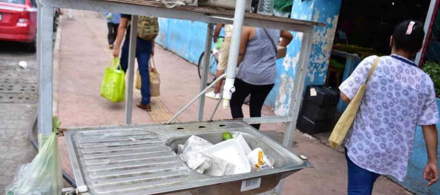 Lavamanos provisional es usado como bote de basura afuera de Tianguis Campesino