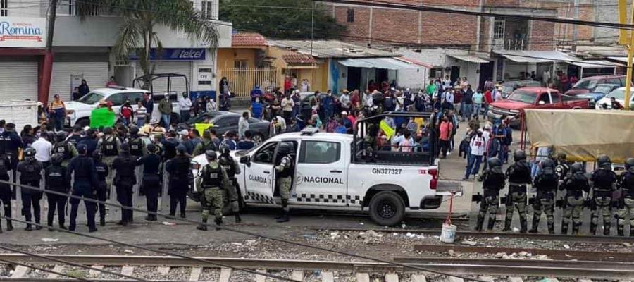 Se registra enfrentamiento entre la CNTE y policías tras desalojo en vías férreas de Michoacán 