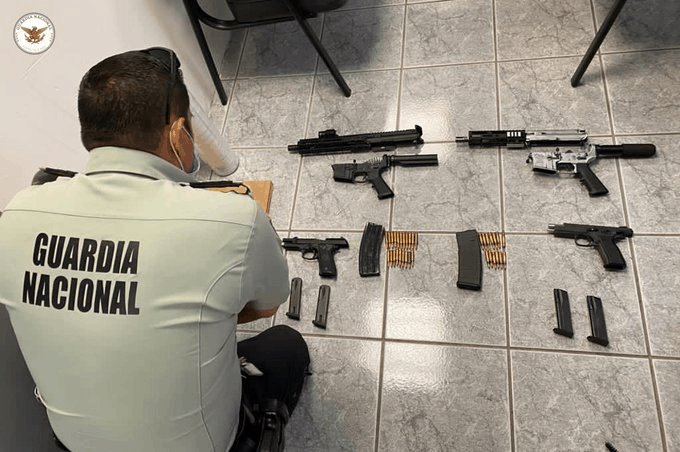 Detienen en Sonora a estadounidense con armas de grueso calibre, cargadores y cartuchos útiles