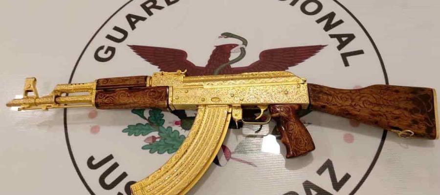 Decomisa Guardia Nacional fusil AK-47 chapado en oro en Guanajuato
