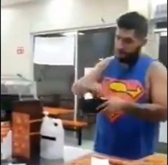 Bautizan como Lord Pizza a sujeto que agredió a empleados de una pizzería en Jalisco Bautizan como Lord Pizza a sujeto que agredió a empleados de una pizzería en Jalisco