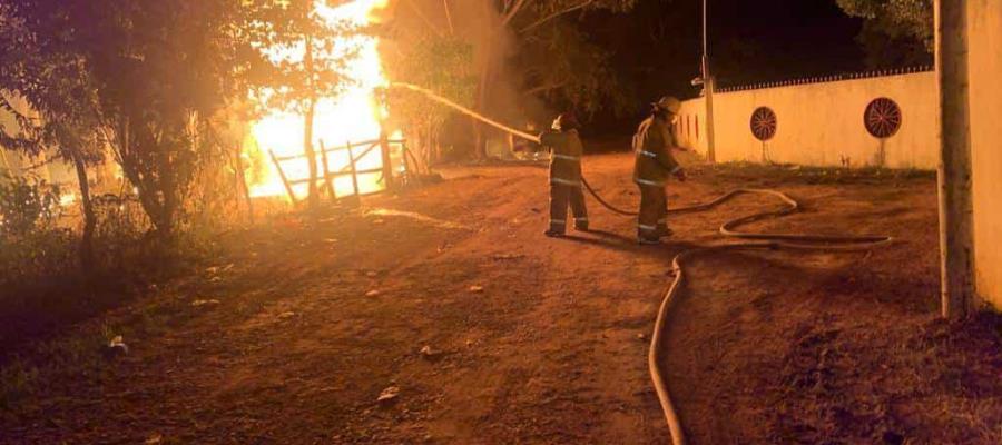 Se incendian dos camionetas en una bodega de huachicol en la zona de Playas del Rosario