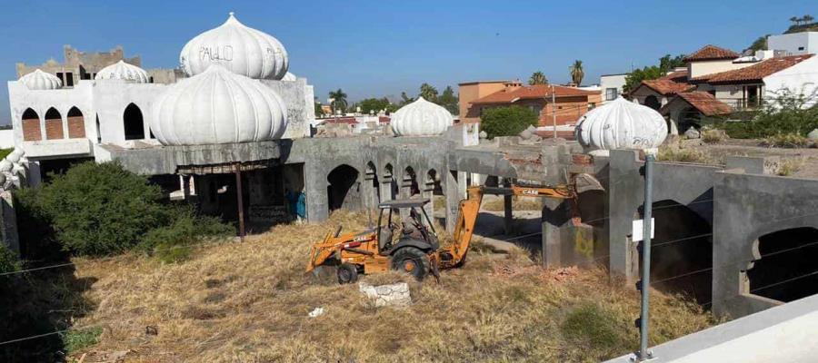 Derriban casa de “Las Mil y una Noches” que construyó Amado Carrillo, hace más de 20 años