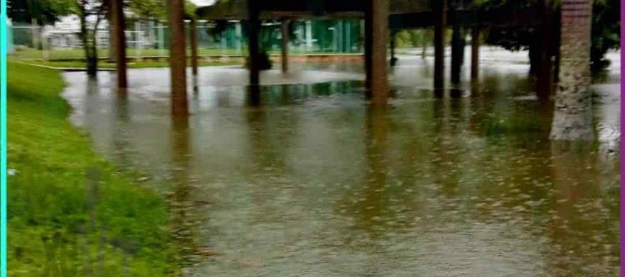 Se desborda la laguna del fraccionamiento El Country