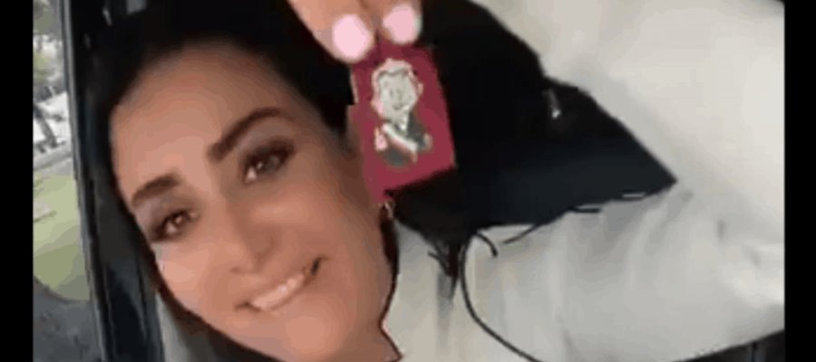 Regala Mario Delgado estampita “anticovid” con imagen de AMLO a diputada del PES