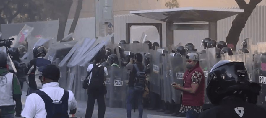 En medio de la marcha por la conmemoración de la “Matanza de Tlatelolco”, encapuchados se enfrentan a policías
