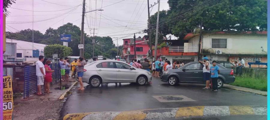 Cierran habitantes calle en Casa Blanca; demandan bomba de extracción